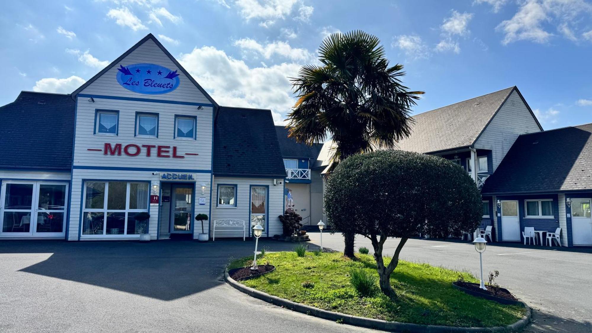 Contact Hotel - Motel Les Bleuets & Spa Ла-Ривьер-Сен-Совёр Экстерьер фото