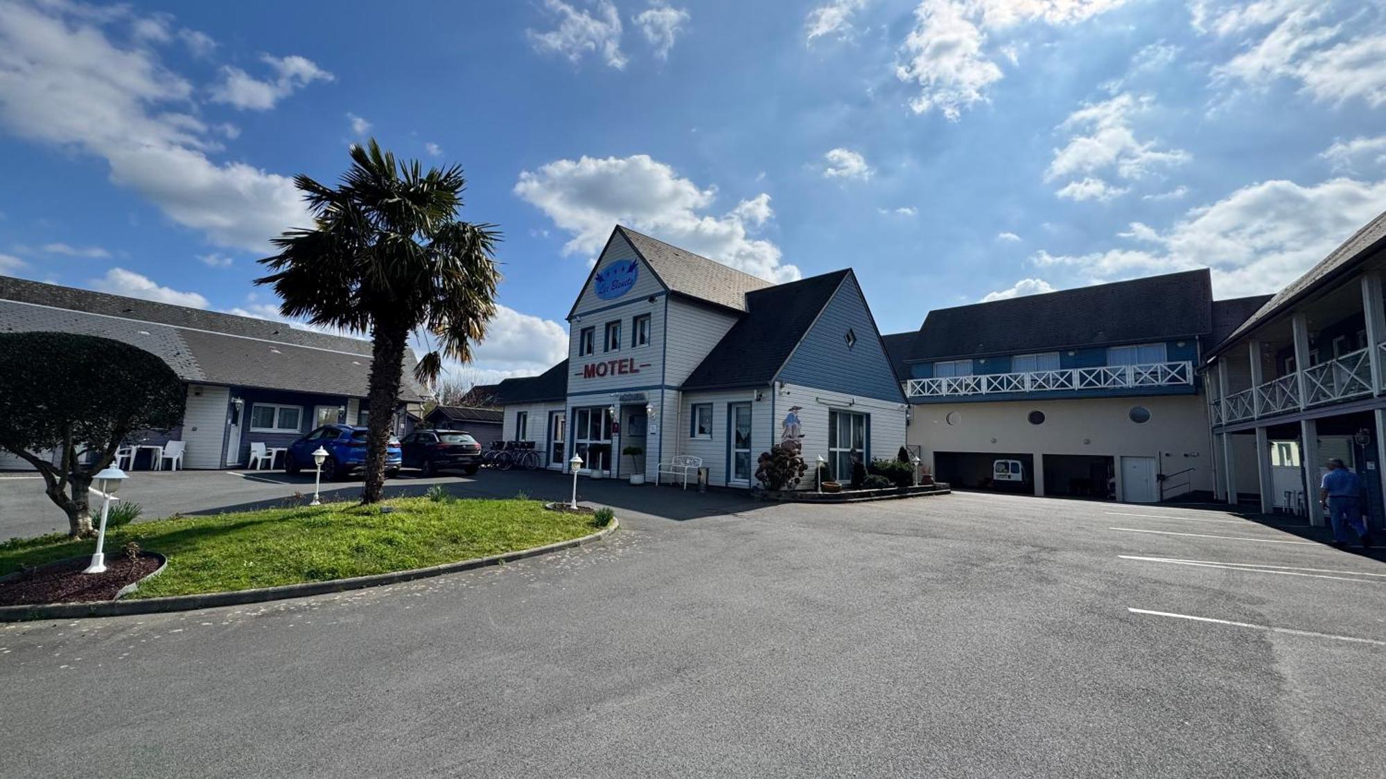 Contact Hotel - Motel Les Bleuets & Spa Ла-Ривьер-Сен-Совёр Экстерьер фото